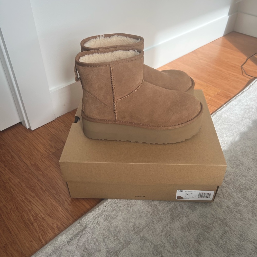 UGG women’s platform boots mini size US 8